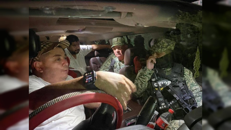 ¡Militares rateros!: Ciudadanos persiguen y acorralan a soldados que robaron más de 60 mil pesos a estudiantes y empleados en Nuevo Laredo, Tamaulipas 