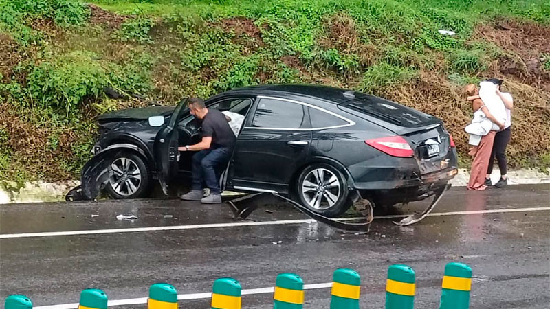 Accidente en la autopista Siglo XXI a la altura del municipio de Salvador Escalante, deja daños materiales 