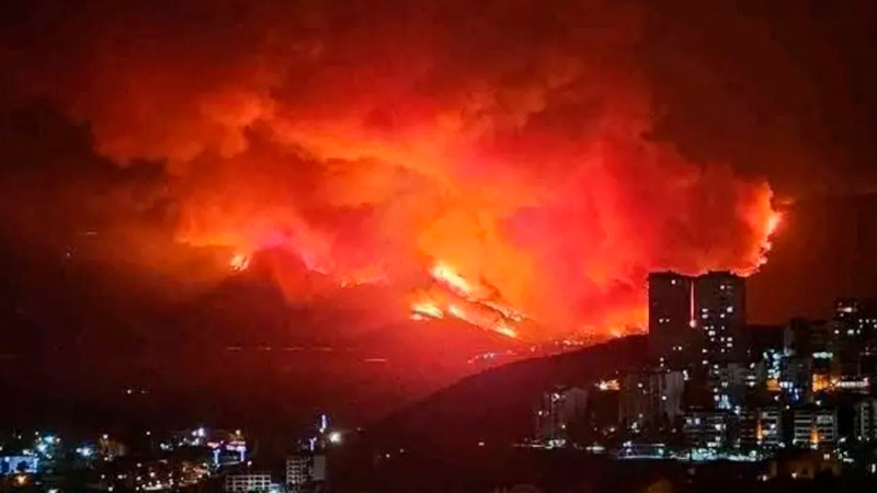 Incendios forestales en Turquía provocan desplazamiento de miles y dejan un bombero muerto 