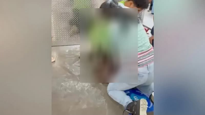 Tras asalto a tienda departamental en Toluca, valiente mujer somete a sospechoso y lo entrega a la policía 