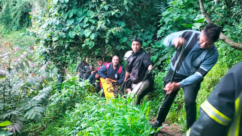 Bomberos de Zitácuaro, Michoacán rescatan cuerpo del fondo de un barranco 