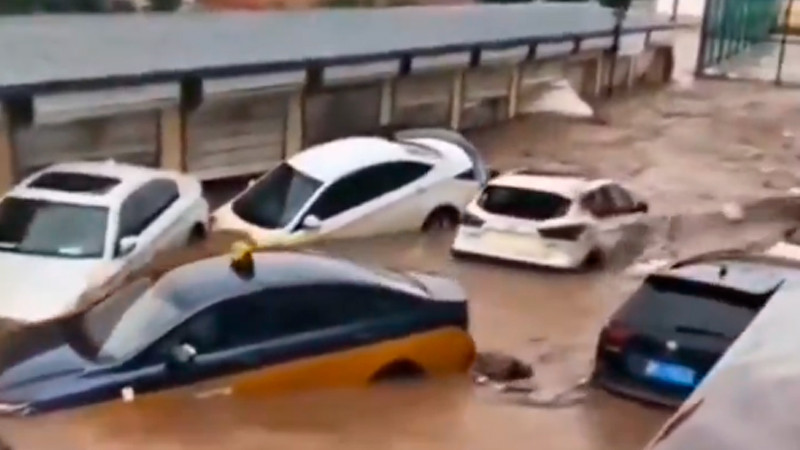 Fuertes lluvias dejan 30 muertos en China; reubican a más de 80 mil personas 