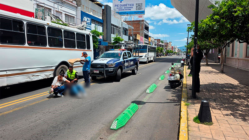 En Zamora, Michoacán: Mujer resulta herida al accidentarse con su moto 