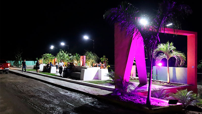 Inaugura el alcalde Pablo Varona una plazuela en Huetamo, Michoacán  