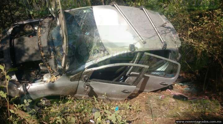 Hallan vehículo abandonado en Zinapécuaro; estaba volcado - Foto 0 