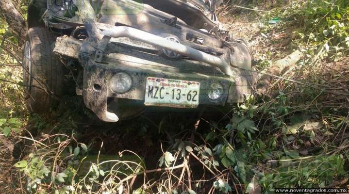 Hallan vehículo abandonado en Zinapécuaro; estaba volcado - Foto 1 