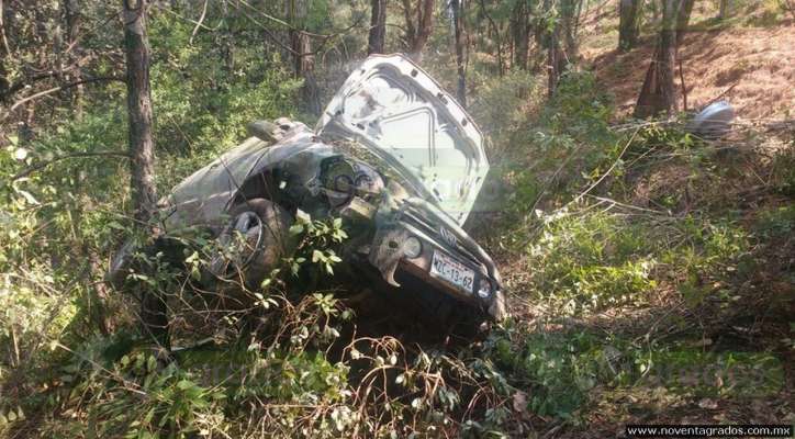 Hallan vehículo abandonado en Zinapécuaro; estaba volcado - Foto 2 