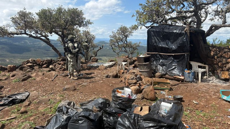 Desactivan campamento criminal en Jalisco; reclutados dormían en la intemperie para ser adiestrados 