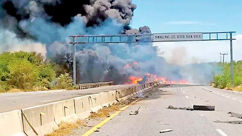 Incendio consume 35 mil litros de turbosina tras accidente en Tamaulipas 