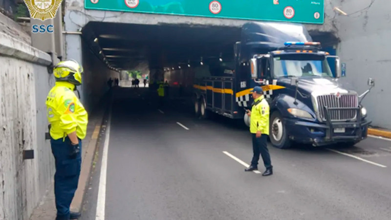 Tráiler se queda atorado en bajo puente de Viaducto, en CDMX 