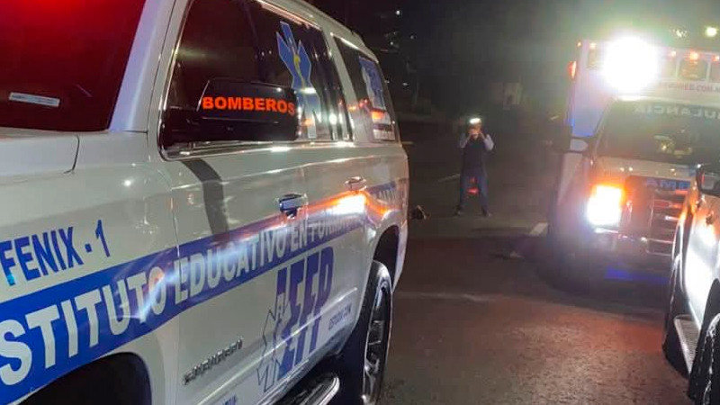 En Morelia, Michoacán conductor se salva de milagro tras caer a desnivel  