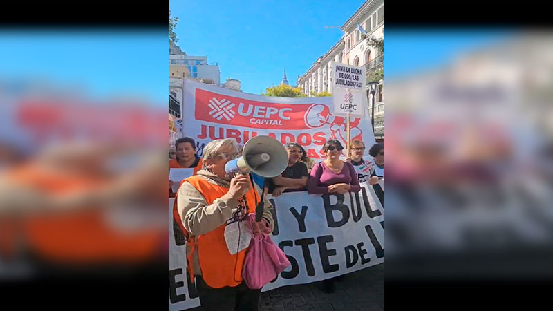 Decenas de heridos y 5 detenidos, fue el saldo que dejó marcha pacífica de jubilados en Argentina  