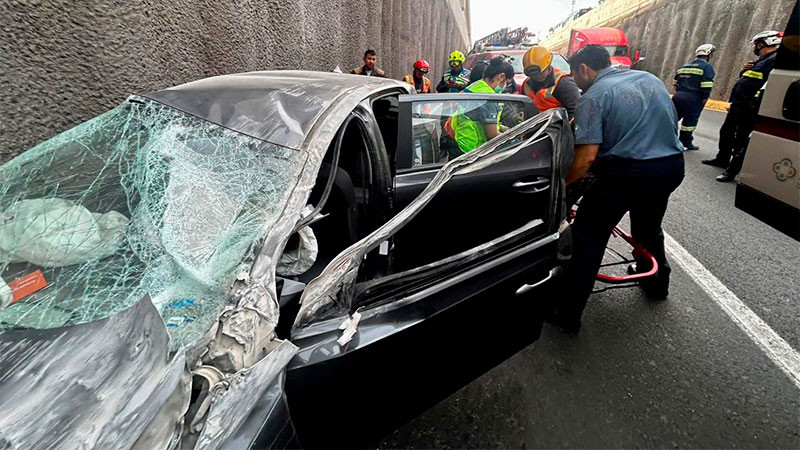 Aparatoso choque en Paseo 5 de Febrero deja el saldo de una persona herida en Querétaro 