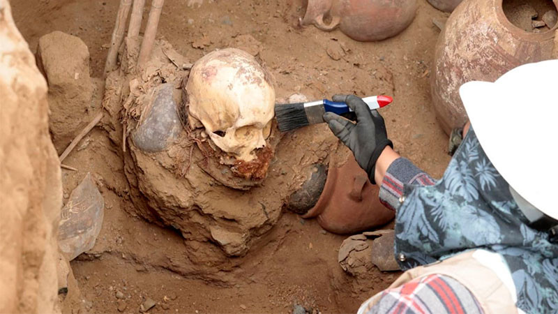 Mientras instalaban tuberías de gas, encuentran los restos de individuo de más de 1000 años de antigüedad en Perú 