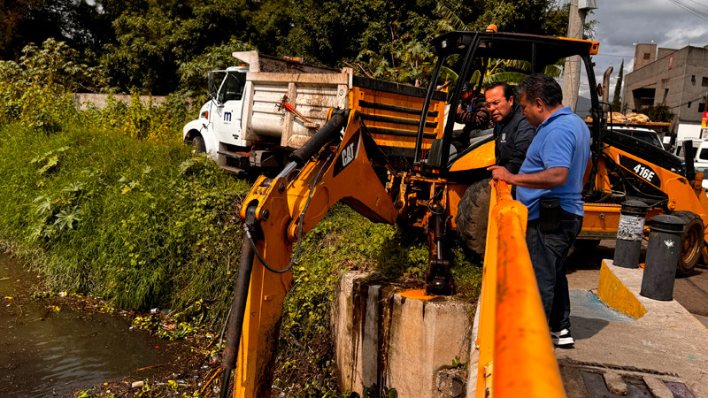 Brigadas municipales retiran tapón de desechos en Dren Barajas 