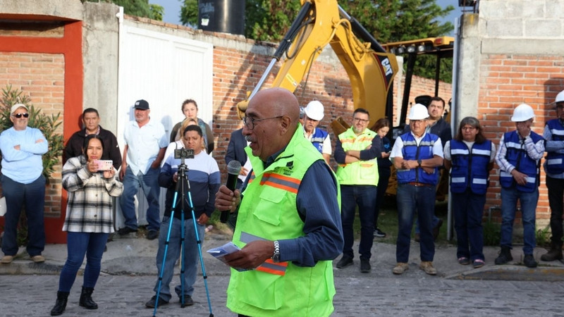 Mejoran vialidad y servicios con rehabilitación de calle en Huimilpan, Querétaro 