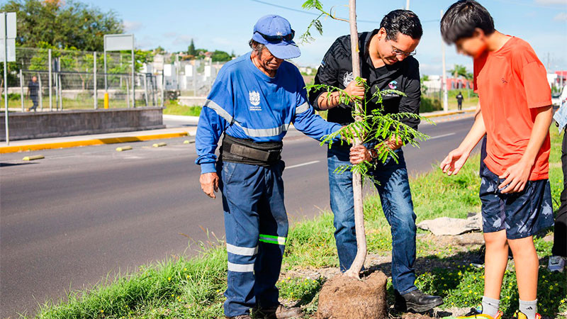 Encabeza alcalde de Corregidora jornada de reforestación en la Avenida Del Jacal 