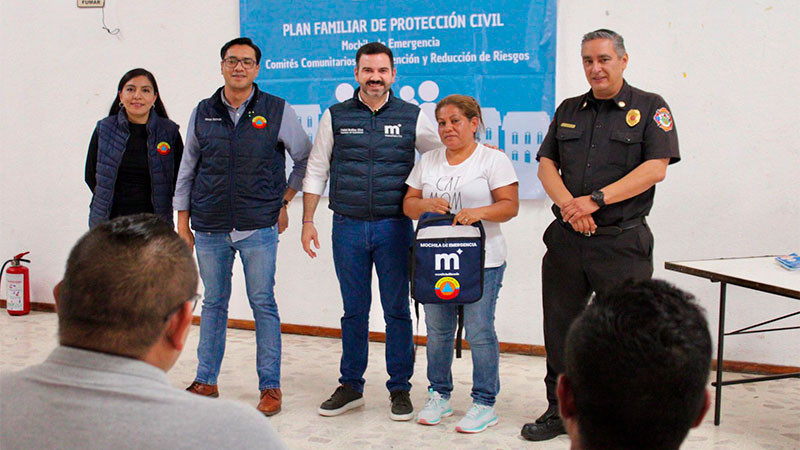 Yankel Benítez entrega mochilas de emergencia en colonia Industrial  