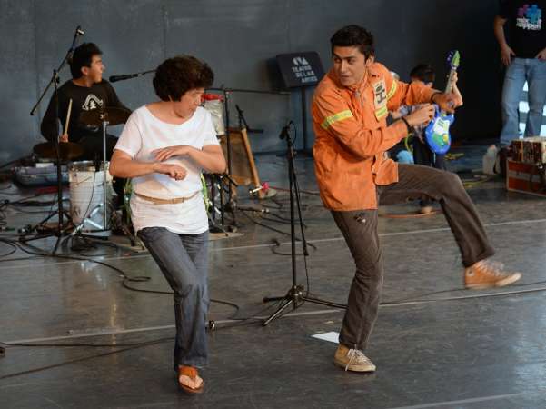 Orquesta Basura cautiva a chicos y grandes con su música e instrumentos reciclados