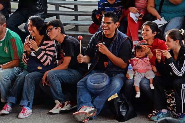 Orquesta Basura cautiva a chicos y grandes con su música e instrumentos reciclados