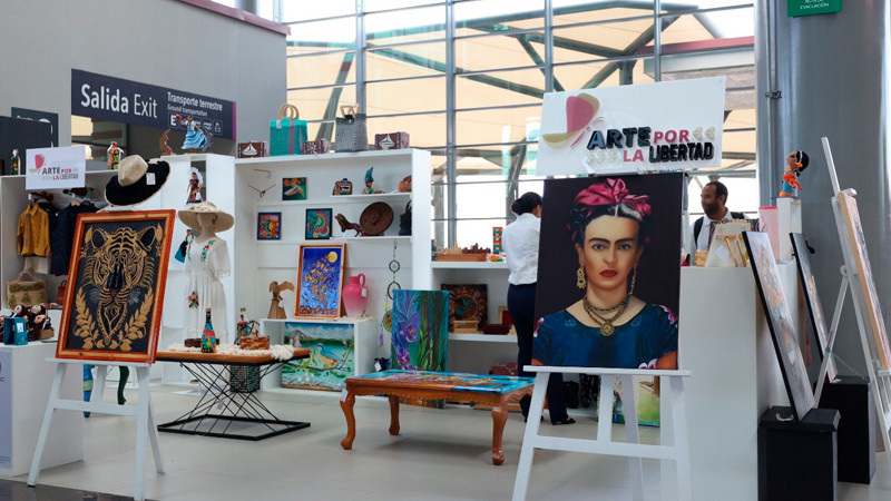 Productos de "Arte por la libertad" se exponen en el AIFA 