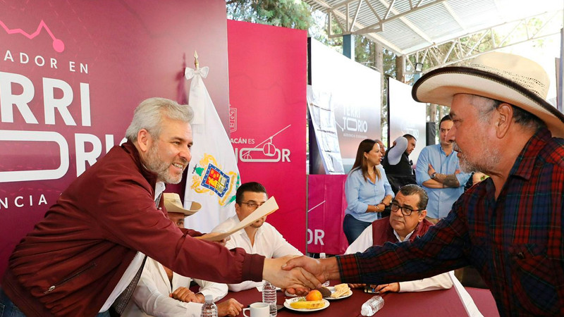 Bedolla lleva audiencia pública a Huiramba; atiende peticiones de agua, campo y obras 