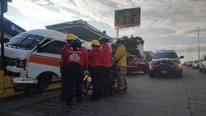 Combi choca en Morelia; hubo un herido 