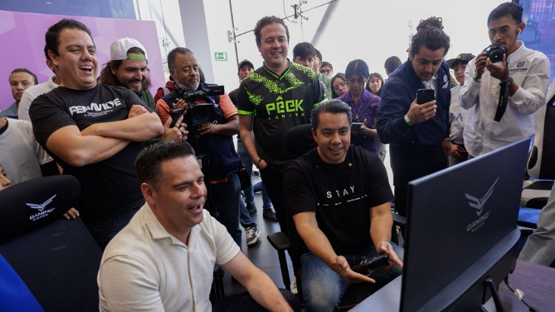 Felifer Macías asiste a final de Campeonato Gaming en Querétaro 