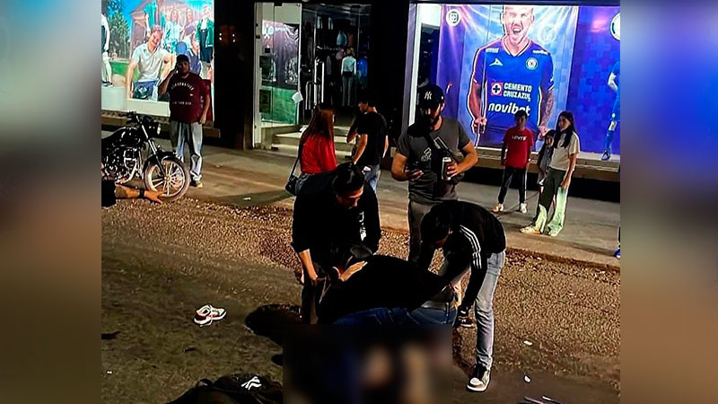 Accidente de motocicleta en Uruapan, Michoacán deja una persona fallecida y un herido en la colonia La Joyita