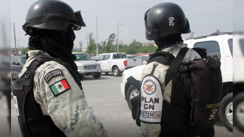 Con uniformes clonados de la GN, patrullan pistoleros los límites de Michoacán con Guerrero; su líder ‘resucitado’ disfruta entre oro, joyas y caballos finos 