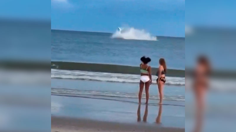 Tras falla en el aire piloto aterriza de emergencia en medio del mar, en Carolina del Norte  