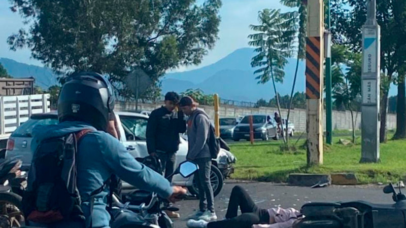 En Uruapan, Michoacán, joven mujer resulta herida al chocar con su moto