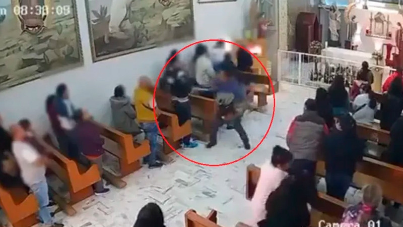 Hombre intenta herir con arma blanca a feligrés durante misa en Edomex 