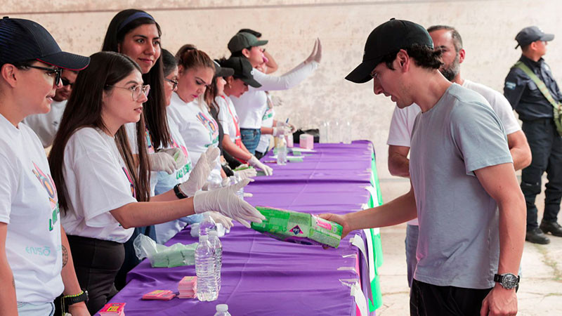 Miles canjean productos de gestión menstrual por boletos para Carín León 