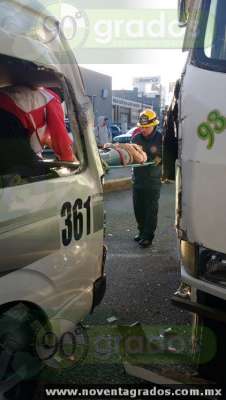 Unidades del servicio de transporte público, involucradas en accidente en Morelia; hay 6 lesionados - Foto 0 