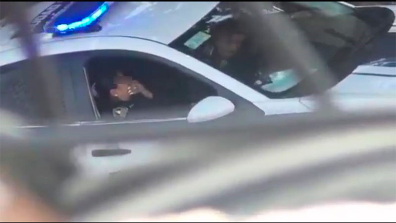 Tras hacerse virales, llaman a declarar a oficiales de la CDMX que fueron sorprendidos arriba de una patrulla en actos sexuales en la vía pública  