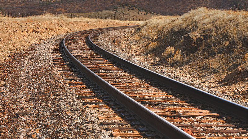 Tren embiste tres vehículos y una motocicleta, dejando 6 muertos y 2 heridos en Irapuato, Guanajuato 