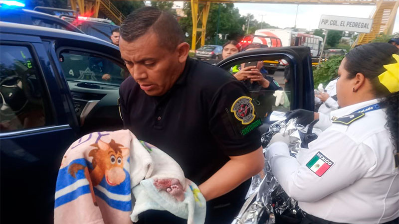 Asiste Policía Morelia a una mujer en labor de parto en la salida a Quiroga 