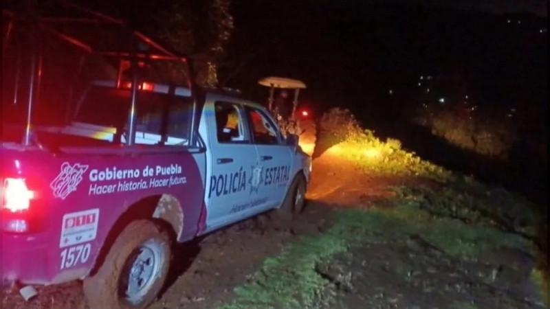 Les quitan su vehículo y tienen que caminar kilómetros para solicitar auxilio ante falta de presencia de autoridades; ocurrió en Puebla 