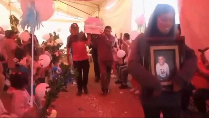 Dan último adiós a Fernandito, niño ultimado en Los Reyes, Estado de México, por una deuda de mil pesos 