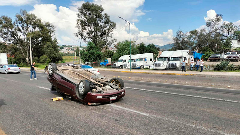 Choque-volcadura en la carretera Morelia-Salamanca en las inmediaciones de la colonia Santa Fe, deja tres heridos 