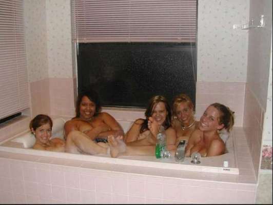 Escalofriante foto de mujeres en bañera se hace viral en redes sociales  - Foto 0 