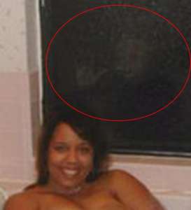 Escalofriante foto de mujeres en bañera se hace viral en redes sociales  - Foto 1 