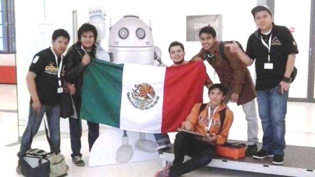 Politécnicos logran segundo lugar en el “RobotChallenge” de Rumania 