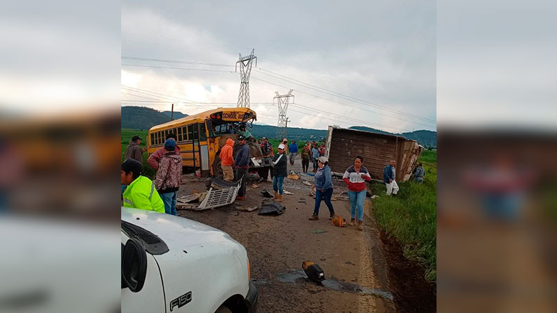 En Purépero, Michoacán choca camión de pasajeros contra camioneta que transportaba jornaleros, hay 10 heridos 