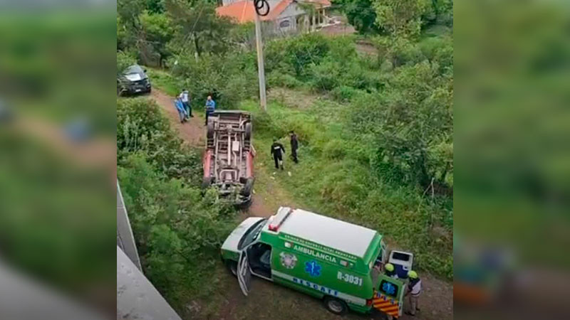 Camioneta repartidora de gas se desbarranca en La Piedad, Michoacán, el conductor resultó herido  