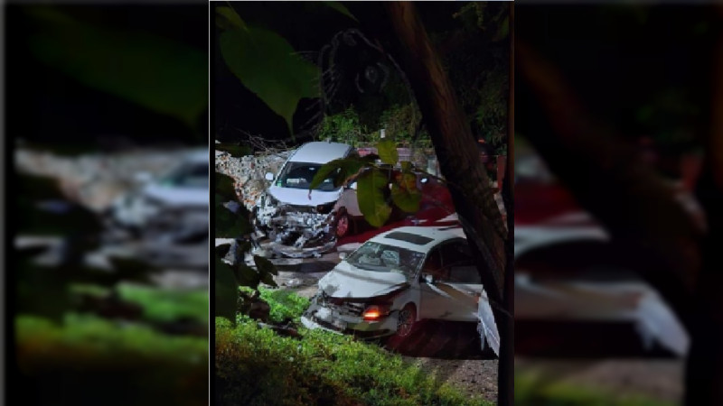 Mueren dos sujetos tras persecución y balacera con la Policía en Apatzingán, Michoacán: Pistoleros se estrellan contra familia durante su huida 