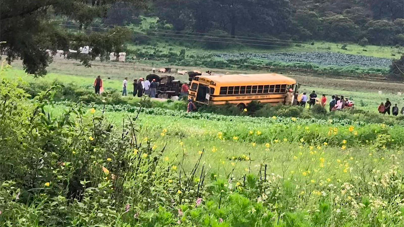 Fallece chofer de camión de carga que chocó contra autobús de jornaleros en Purépero, Michoacán 