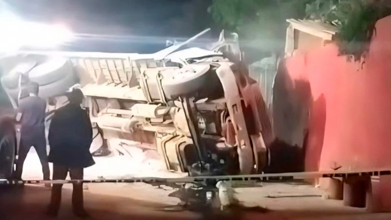 Fallecen dos personas al volcarse el tráiler en que viajaban en Salvador Escalante, Michoacán  