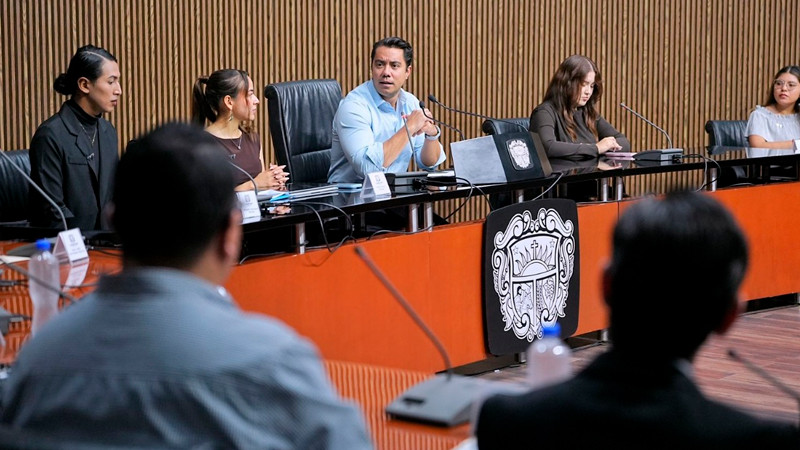 Felifer Macías da la bienvenida a los integrantes del Cabildo Juvenil 2025 